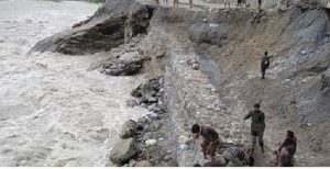 बझाङका वासीलाई कोरोनाभन्दा बाढी र पहिरोको डर