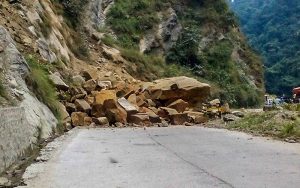 पहिरोले बेनिघाट–आरुघाट सडकखण्ड अवरुद्ध