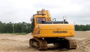 क्रसर माफियाको दादागिरी: तटबन्ध भत्काएर नदी दोहोन गर्न बाटो