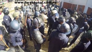 रौतहटको गरुडामा स्थानीयले प्रहरी कुटे, ४ प्रहरी घाइते रौतहटको गरुडामा स्थानीयले प्रहरी कुटे, ४ प्रहरी घाइते