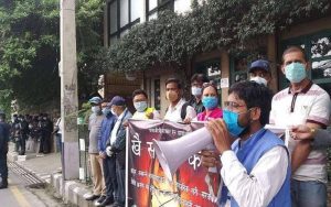 बालुवाटार निवासबाहिर पत्रकारको प्रदर्शन