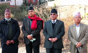 मदनको शालिकमा माल्यार्पण गर्न बल्खु पुगे प्रचण्ड र माधव नेपाल