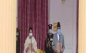 प्रधानमन्त्रीको सपथ ग्रहणको दृश्य : केपी ओलीले रास्ट्रपतिलाई सिकाए – त्यो पर्दैन