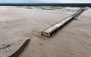 कञ्चनपुरमा निर्माणाधीन पुलको बाँध बगायो, ८ घर डुबानमा कञ्चनपुरमा निर्माणाधीन पुलको बाँध बगायो, ८ घर डुबानमा