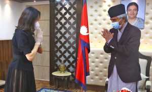 चिनियाँ राजदूतले प्रधानमन्त्री देउवालाई भेटेर दिइन् बधाई चिनियाँ राजदूतले प्रधानमन्त्री देउवालाई भेटेर दिइन् बधाई